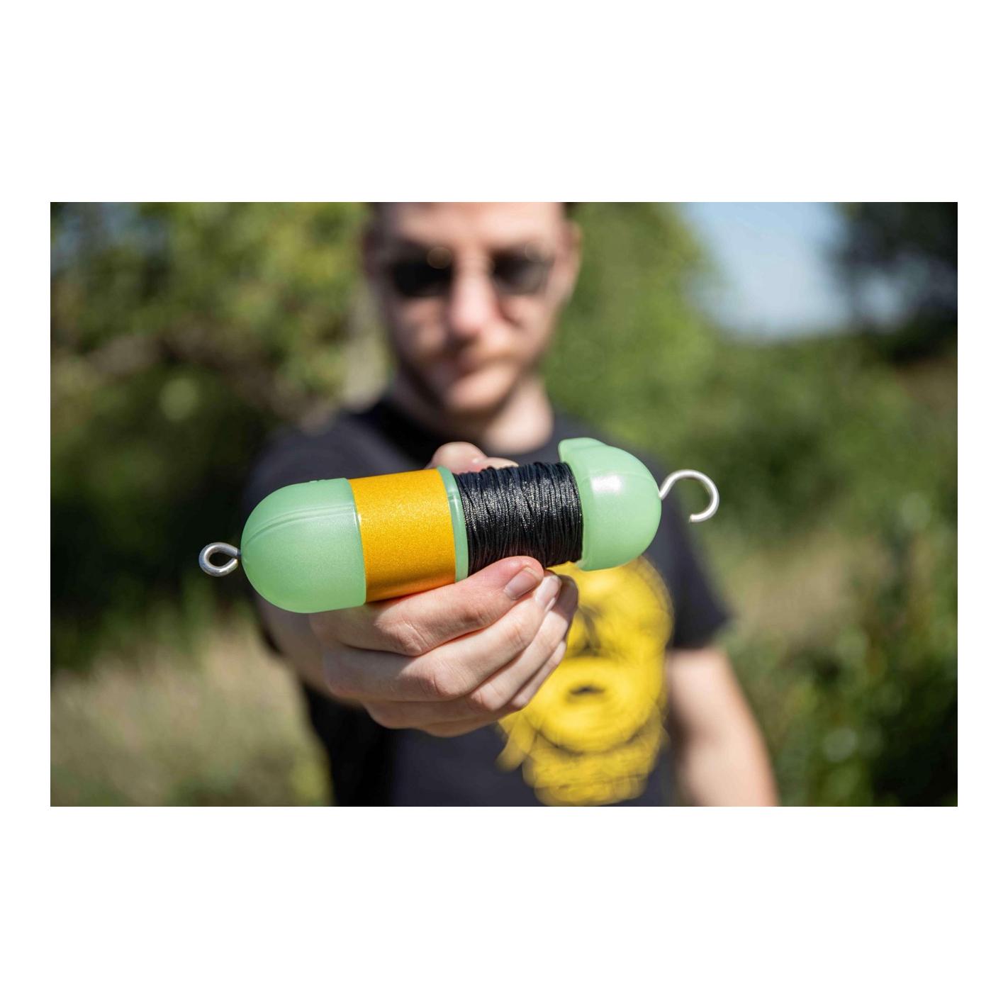 Black Cat Outrigger Float - Seitenpose für Waller